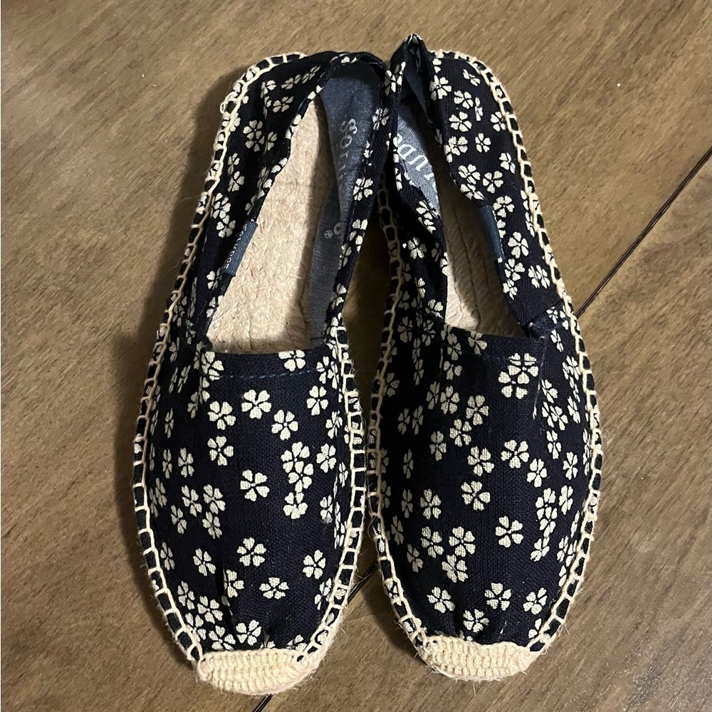 Soludos Espadrilles Anthropologie Navy and White Floral Canvas and Jute Size 35